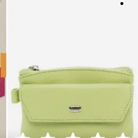 Утеряна зелёного цвета ключница с бан.картой