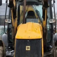 27.06 отпала решетка радиатора от трактора jcb, ориентир ул. промышленная,