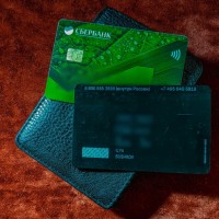 Найдены две две банковские карточки в картхолдере.!