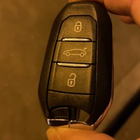 найден ключ от авто Pe