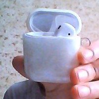 Найден белый кейс с одним наушником неизвестной марки.