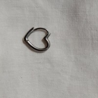 Серьга в форме сердца.