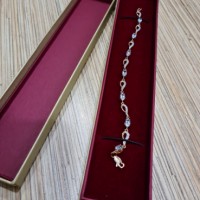 Потеряла браслет золотой украшенный топазами и фианитами