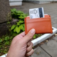 Оранжевый кошелек в гостином дворе