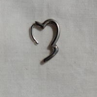 Серьга в форме сердца.