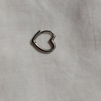 Серьга в форме сердца.