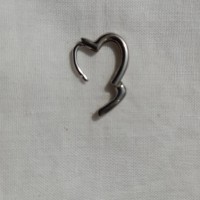 Серьга в форме сердца.
