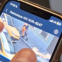 Оставлена розовая коляска на парковке