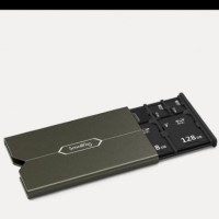 Потерян пластиковый кейс с SD картами для видеокамеры.