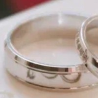 Обручальное кольцо из белого золота