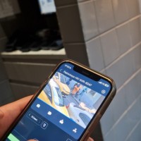 Оставлена розовая коляска на парковке