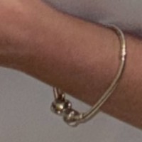 Был утерян серебряный браслет пандора с одним шармом микимауса