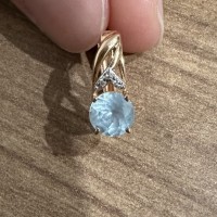 Потеряна золотая сережка с топазом